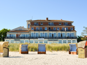 Strandhotel Miramar in Niendorf vom Strand aus fotografiert